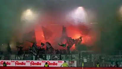 Einige Bremer Fans zündeten während des Auswärtsspiels in Kiel Pyrotechnik. Nun droht Werder Bremer eine Geldstrafe.