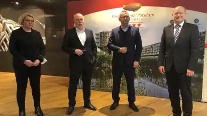 Die GEW-Vorsitzende Maike Finnern (v.l.n.r.), Beamtenbund-Vorsitzender Ulrich Silberbach, Verdi-Chef Frank Werneke und Niedersachsens Finanzminister und Länder-Verhandlungsführer Reinhold Hilbers (CDU) erzielten eine Einigung im Tarifstreit.
