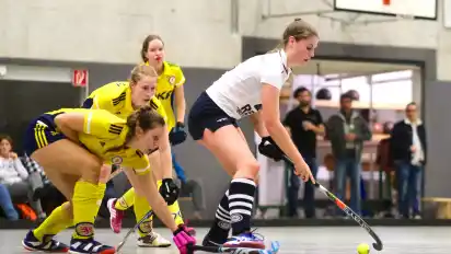 Jennifer Pewelski (am Ball) war eine der vier Torschützinnen des HC Delmenhorst.