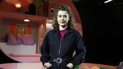 Bühnenbildnerin Johanna Stenzel hat für die Inszenierung der "Franziska" am Theater Bremen ein Polly Pocket nachgebaut.