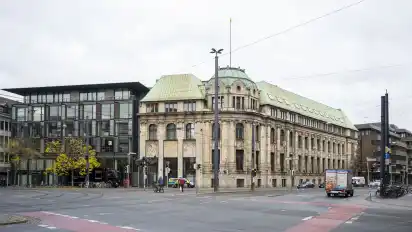 In dem ehemaligen Sparkassengebäude am Brill befindet sich das neue Impfzentrum.