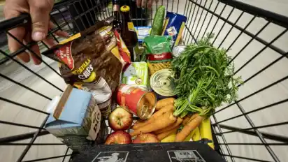 Die Sorge vor der Inflation ist wieder da. Nach alternativen Anlagen sehen sich Sparer aber noch nicht um. Foto: Fabian Sommer/dpa/dpa-tmn