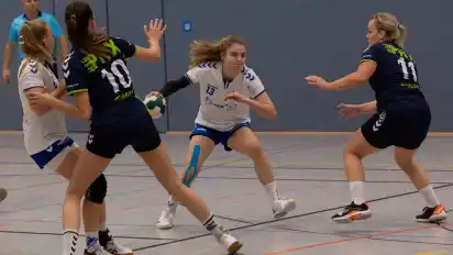 Für Johanna Holthus (am Ball) und die HSG Bruchhausen-Vilsen ist der Zeitpunkt der Saisonunterbrechung als ungeschlagener Tabellenführer besonders ärgerlich.