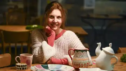 Gabriele Appel in ihrem Laden in der Markthalle Acht. Vor ihr steht der Musterteller, mit dem Neulingen gezeigt wird, welche Techniken es gibt, ein Keramikstück zu bemalen.