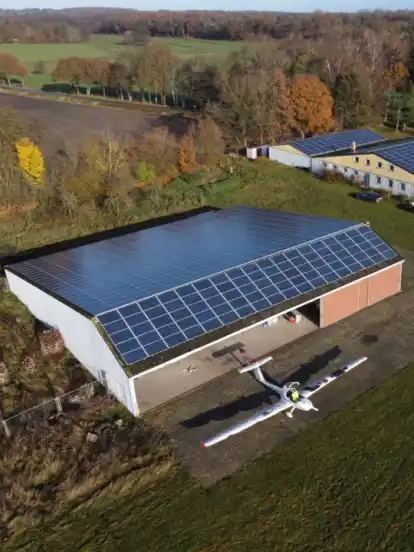 Die motorisierten Kleinflugzeuge kommen auf eine Spannweite von 17 Metern, sie brauchen dementsprechend große Hallen am Flugplatz.