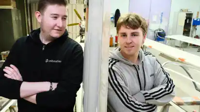 Aaron Dobbeling (links) und Matthias Münch zählen zu den jüngeren Mitgliedern des Luftsportvereins Delmenhorst.
