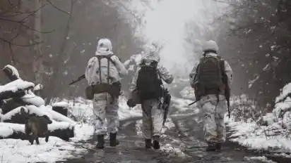 Ukrainische Soldaten in Katerinivka. Foto: Andriy Dubchak/AP/dpa