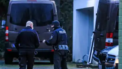Nach der Festnahme wird das Haus von Bundespolizei und Zoll durchsucht.