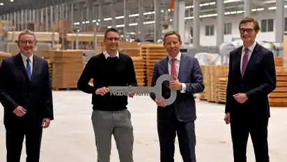 Kamen zur Schlüsselübergabe in der neuen Industriehalle von Nabertherm zusammen (von links): Landrat Bernd Lütjen, Produktionschef und Bauprojektleiter Tim Wedemeyer, Geschäftsführer Timm Grotheer und Lilienthals Bürgermeister Kristian Tangermann.
