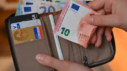 Ältere Menschen bevorzugen Bargeld statt Kartenzahlung.