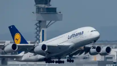 In guten Zeiten setzte die Lufthansa 14 Maschinen vom Typ A380 ein. Im Zuge der Corona-Krise wurden sie stillgelegt; eine Reaktivierung ist trotz wieder anziehender Buchungen für die Airline kein Thema.