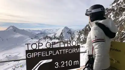Nur 45 Minuten von Innsbruck entfernt lädt der Stubaier Gletscher zum Skifahren ein.