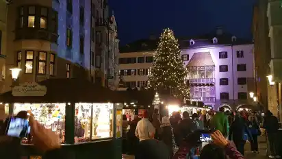 Abends geht es auf den Weihnachtsmarkt am Goldenen Dachl.