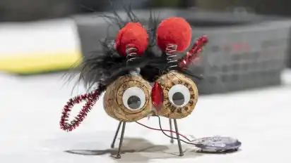 Ein "Wunderwutzi" auf der Basis von Sektkorken und Nagelbeinen. Es ist das Produkt einer Basteleinheit für Grundschulkinder zum Thema "Basistechnologie Stromkreis".
