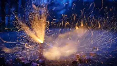 Wann genau Menschen angefangen haben, das neue Jahr mit einem Feuerwerk zu begrüßen, weiß niemand. Zu den bekannten Fakten gehört, dass sich in Italien bereits im 14. Jahrhundert eine besondere Feuerwerkskunst entwickelte, die sich in ganz Europa verbreitete.