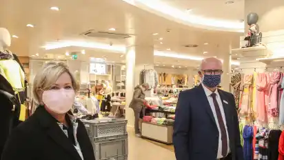 Die Amtszeit von Janina Marahrens-Hashagen als Präses der Handelskammer war von der Corona-Epidemie geprägt. Krisengespräche mit Einzelhändlern wie Werner Pohlmann, Chef der Leffers-Filiale in Vegesack, gehörten zu ihren Hauptaufgaben.
