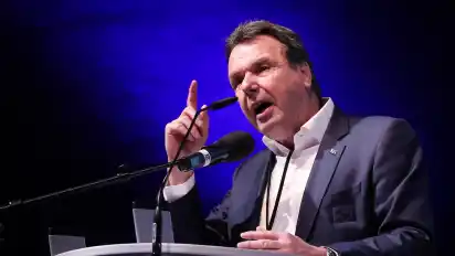Heribert Bruchhagen hält den Hamburger SV für den Favoriten auf den Aufstieg.