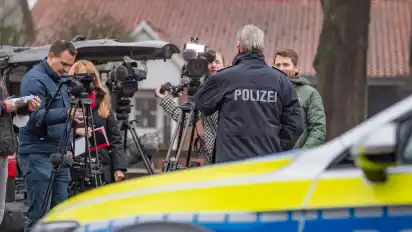 Polizeisprecher Thomas Gissing konnte den Medienvertretern am Mittwochvormittag mitteilen, dass sich der flüchtige Tatverdächtige der Polizei gestellt hat. Über die Hintergründe der Tat geben die Ermittler aus taktischen Gründen derzeit aber keine weiteren Auskünfte.