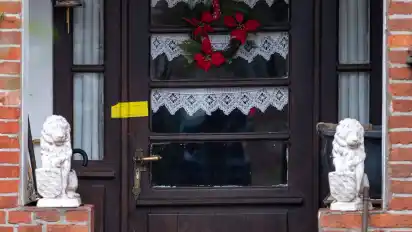 Nach den tödlichen Schüssen in Fischerhude hat die Polizei das Haus der Opfer versiegelt.