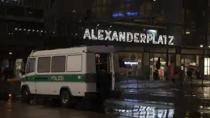 Am Berliner Alexanderplatz gilt am Silvesterabend ein Versammlungs- und Feuerwerksverbot. Foto: Paul Zinken/dpa