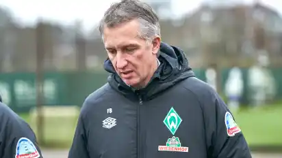 Werder-Sportchef Frank Baumann musste das Trainingslager der Grün-Weißen nach mehreren neuen Corona-Fällen im Team absagen.