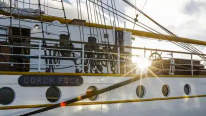 Die „Gorch Fock“ im vergangenen November in Kiel. Der Beginn der ersten Ausbildungsfahrt des Segelschulschiffs nach langer Restaurierung verzögert sich.
