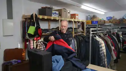 In der Kleiderkammer "Huchting hilft" engagiert sich Uwe Martin seit seiner Pensionierung.