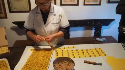 Rund 10.000 Tortellini produzieren die Mitarbeiterinnen pro Tag.