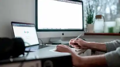 Arbeiten im Homeoffice hilft, die Kontakte zu reduzieren. Geht es nach Bund und Ländern sollte die Arbeit von Zuhause weiter ausgebaut werden.