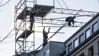 Noch hängen die letzten Teile von dem Schornsteingerüst. Aber nicht mal eine Stunde später befinden sich die Teile bereits unten, um sie auf den Lieferwagen zu laden.