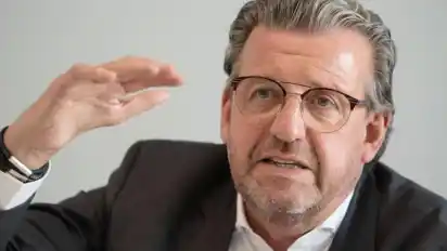 „Diejenigen, die in der Produktion arbeiten, die müssen da sein, für die hat sich nichts geändert“: Stefan Wolf. Foto: Marijan Murat/dpa