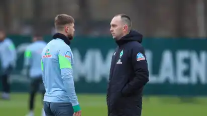 Werder-Trainer Ole Werner (r.) hofft, dass auch Niclas Füllkrug rechtzeitig zum Spiel gegen Düsseldorf aus der Quarantäne zurückkehrt.