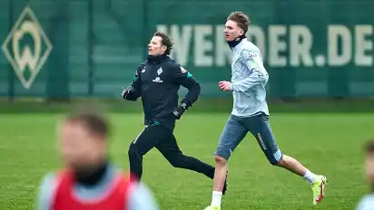 Nick Woltemade (r.) bei einer Laufeinheit nach dem Mannschaftstraining.