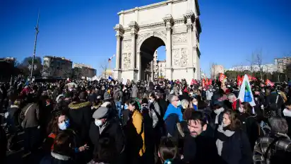 Lehrer und Schulpersonal versammeln sich in Südfrankreich, während einer Demonstration, zu der die Lehrergewerkschaften aufgerufen haben, um "ein unbeschreibliches Chaos" aufgrund der Corona-Maßnahmen der neuen Regierung anzuprangern.