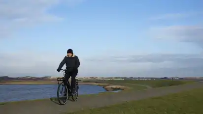 Wenn man sich dick einpackt, kann man eine Inselrundtour mit dem Fahrrad machen: Zunächst geht es am Wattenmeer entlang und schließlich durch die Dünen zurück in die Stadt.