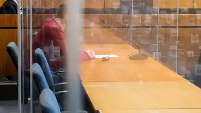 Der Angeklagte sitzt während des Prozesses im Gerichtssaal des Landgerichts Hildesheim.