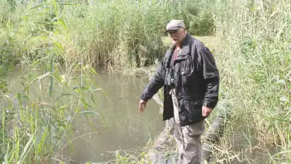 Josef Teupe vor der Ölsperre, die das Unternehmen Hansewasser vorsorglich installiert hat.