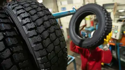 In Dissen am Teutoburger Wald werden Autoreifen runderneuert. Reifen Hinghaus ist der einzige verbliebene Hersteller in Deutschland.