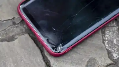 Ein Fall aufs Pflaster - das war's. Seitdem hat das Smartphone ein zersplittertes Display.