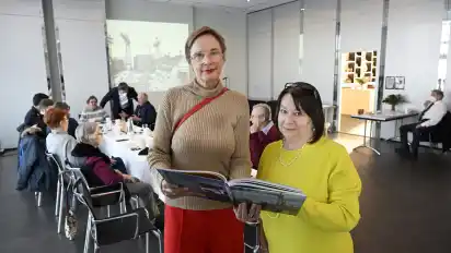 Bei der Jahreshauptversammlung erzählen Zeitzeugen wie Heidi Graef (rechts), die als Technische Zeichnerin gearbeitet hat, von der Mitarbeit am AG-Weser-Buch von Autorin Frauke Wilhelm.