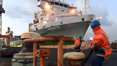 Im Dock 1 der Lloyd Werft liegt seit Mitte der Woche das Schwergutschiff "Annette" für Reparaturarbeiten. Allzu viel Arbeit wird bei diesem Auftrag aber nicht für die Lloyd-Werker abfallen.