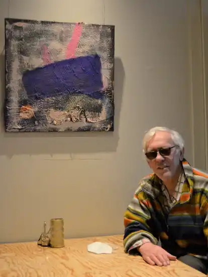 Markenzeichen Sonnenbrille: Maler Kazimierz Jankowski neben einem Bild seines Bruders Boleslaw.