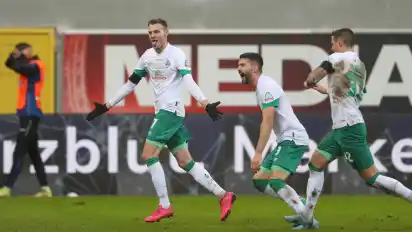 Marvin Ducksch (l.) jubelt beim Werder-Sieg in Paderborn.