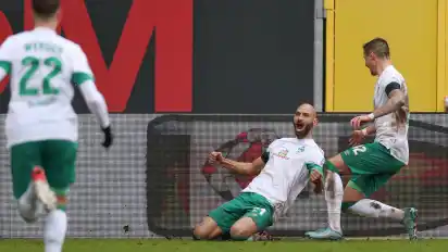 Jubel bei Werders Ömer Toprak (M.) über sein Tor zum 4:3: Die Bremer haben in Paderborn ein spektakuläres Spiel gedreht.