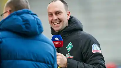 Ole Werner freut sich über den Werder-Sieg.