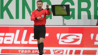Schiedsrichter Tobias Welz bemüht den Videobeweis und annulliert daraufhin ein Tor.