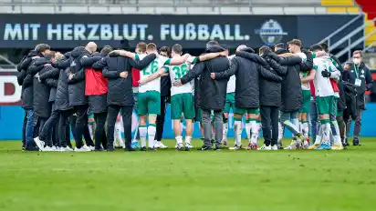 Die Bremer Mannschaft nach dem Abpfiff.