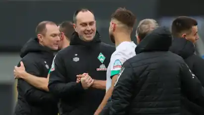 Werder-Trainer Ole Werner freut sich nach dem nächsten Bremer Sieg in der 2. Fußball-Bundesliga