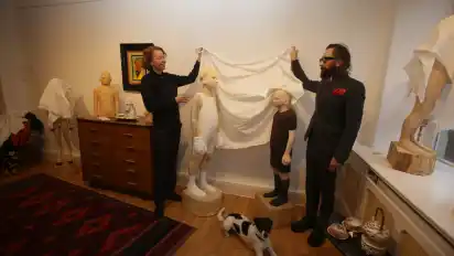 Ilka Rautenstrauch und Galerist Armand de Bussy in der Galerie Salle d’Exposition im Fedelhören. Dort zeigt die Künstlerin ihre Werke.