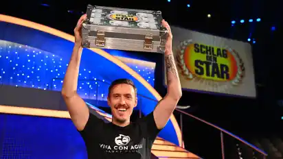 Max Kruse mit seiner Siegerprämie nach dem Gewinn seines Duells mit Steven Gätjen in der ProSieben-Show "Schlag den Star".